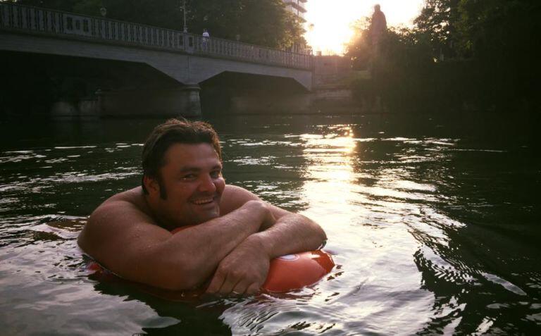 Aneh, Orang Ini Pilih Berenang Pergi Ke Kantornya