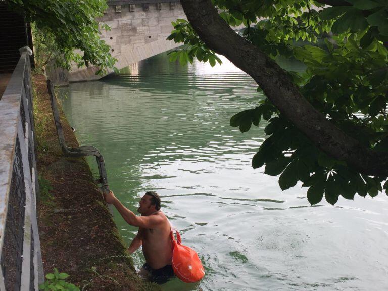 Aneh, Orang Ini Pilih Berenang Pergi Ke Kantornya