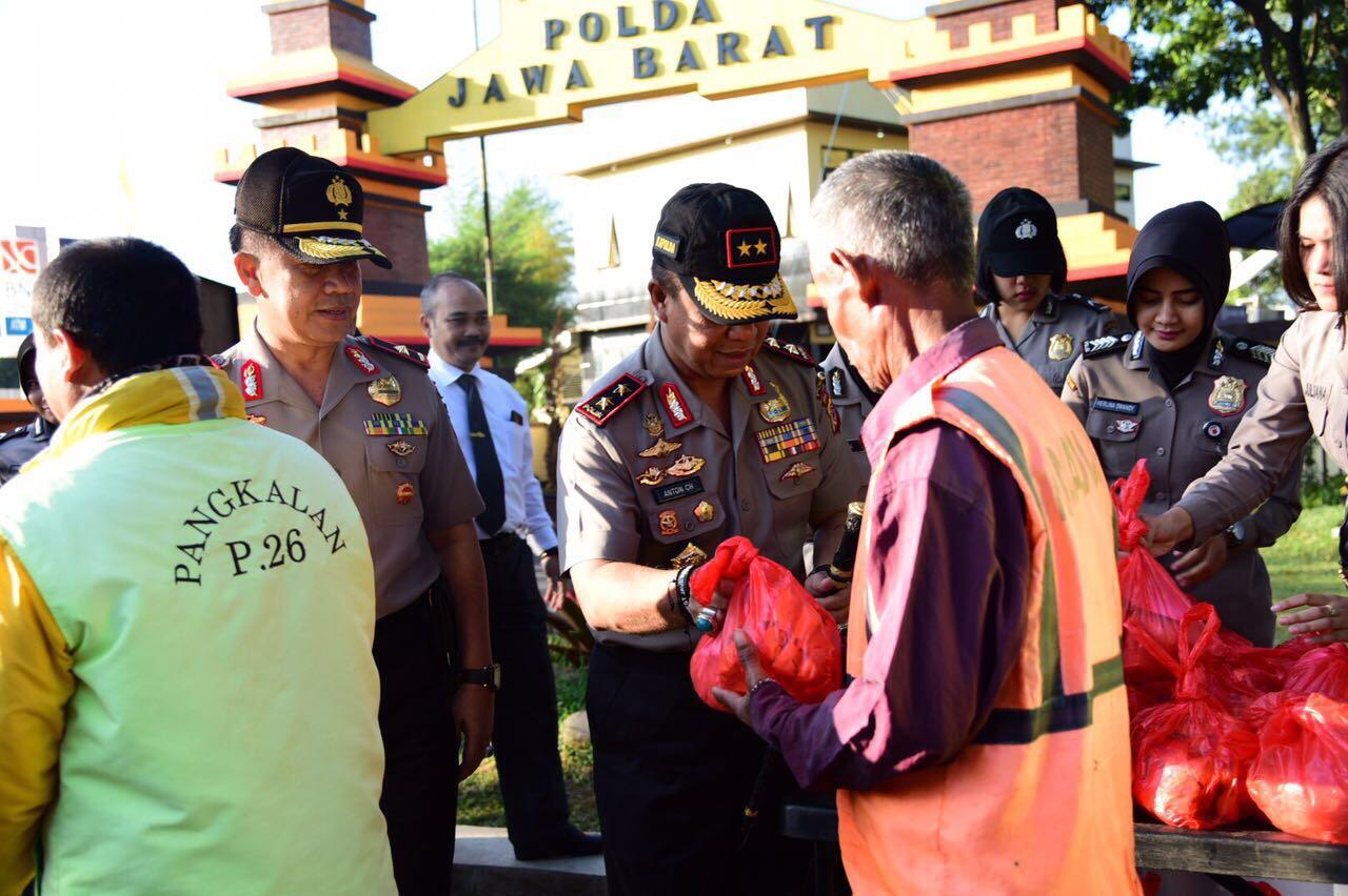 Kapolda Jabar Berbagi Sebungkus Nasi Di Jalan Soekarno Hatta