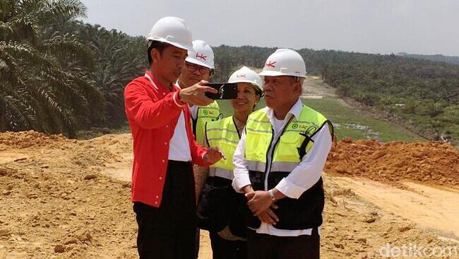 Lewat Vlog, Jokowi Pamerkan Jalan Tol Pekanbaru-Dumai Tuntas di 2019