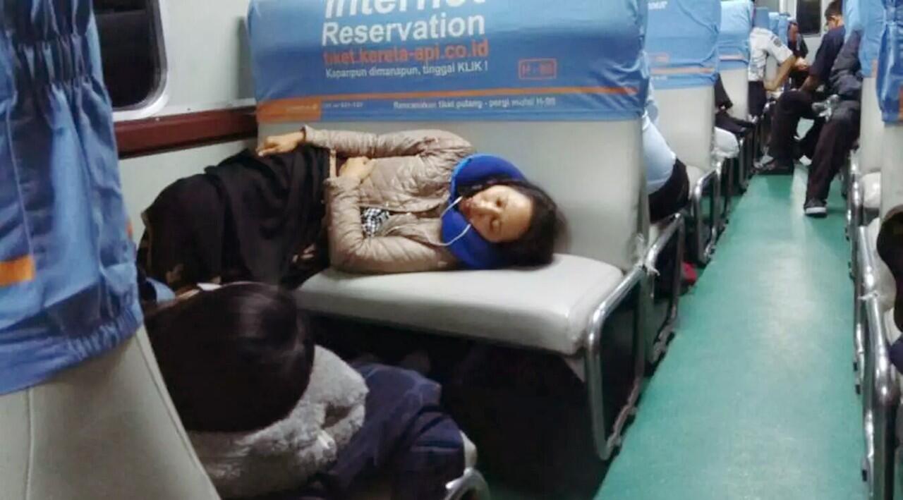 Gaya Menteri Rini Tidur di Kereta Ekonomi