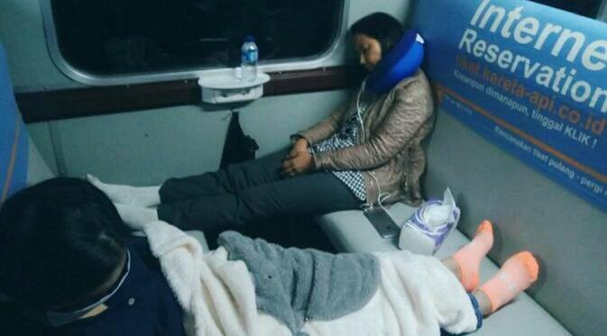 Gaya Menteri Rini Tidur di Kereta Ekonomi