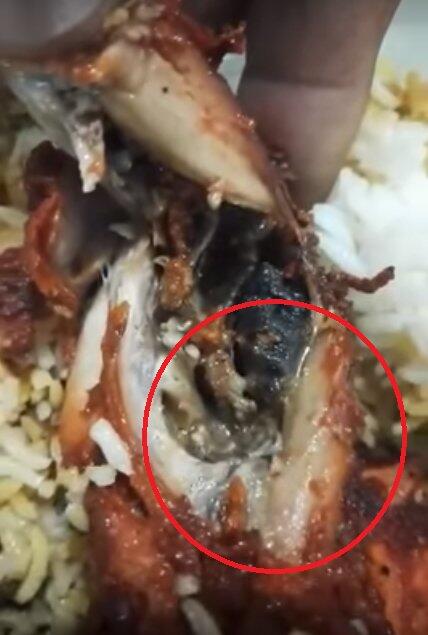Wanita ini temukan sesuatu yang menjijikan di dalam ayam goreng