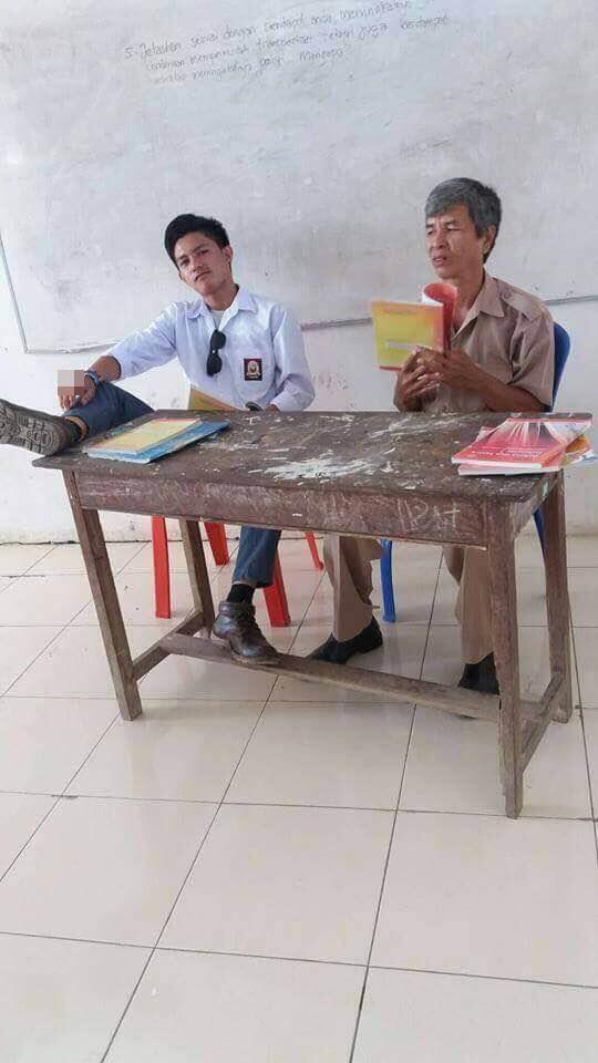 5 Kelakuan orang yang menaruh kakinya di tempat tak semestinya