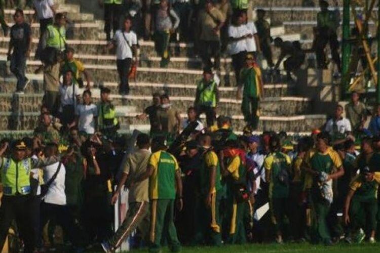 Nyawa melayang sia-sia karena sepak bola, kapan bisa belajar sportif?