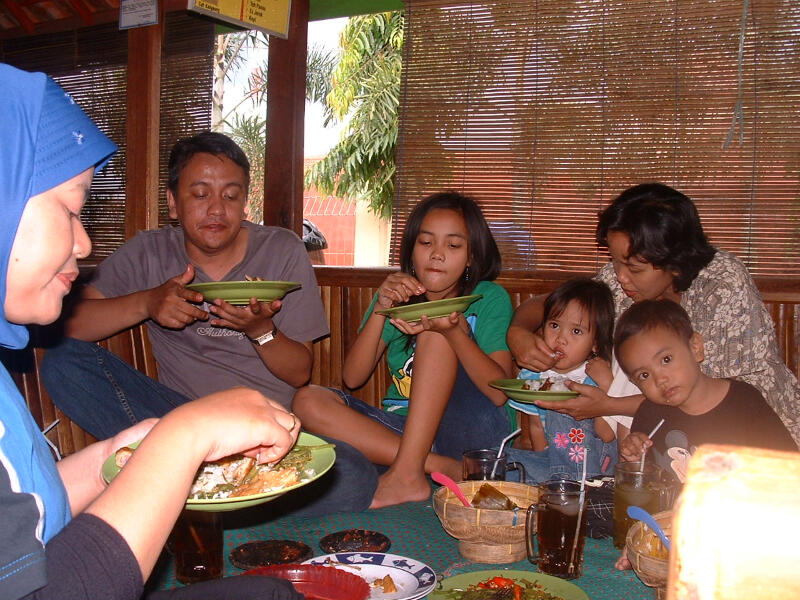 10 Keunikan Orang Indonesia Yang Bikin Bule Heran