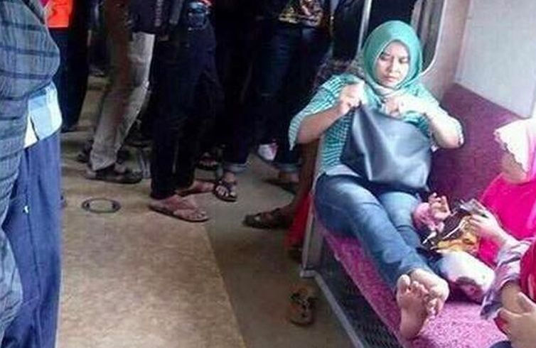 Viral Ibu-ibu Duduk Selonjoran di Bangku KRL, Ini Penjelasan PT KCJ