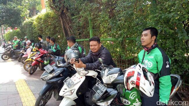 Ada Saja Alasan Tukang Ojek Ngetem di Trotoar Stasiun Palmerah