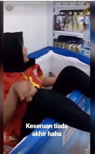 Heboh Foto Karyawan Duduki Freezer Nugget, Alfamart Minta Maaf