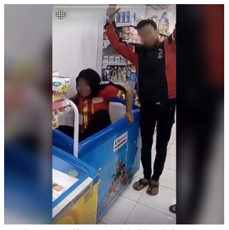 Heboh Foto Karyawan Duduki Freezer Nugget, Alfamart Minta Maaf