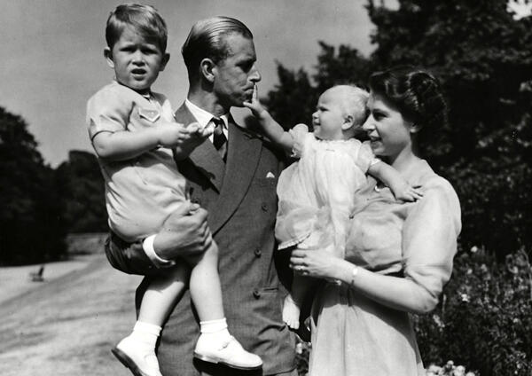 Berawal Dari Sahabat Pena, Kisah Cinta Pangeran Philip dan Ratu Elizabeth II