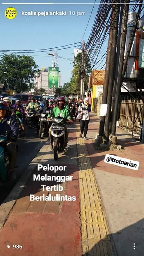 Ada Saja Alasan Tukang Ojek Ngetem di Trotoar Stasiun Palmerah