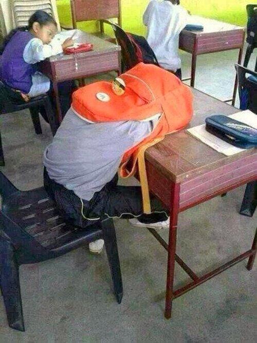 7 Cara Kocak dan Kreatif Buat Agan yang Suka Tidur di Kelas