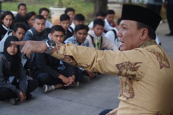 Perusahaan Tambang Membuat Pemkab Karawang Seperti Banci