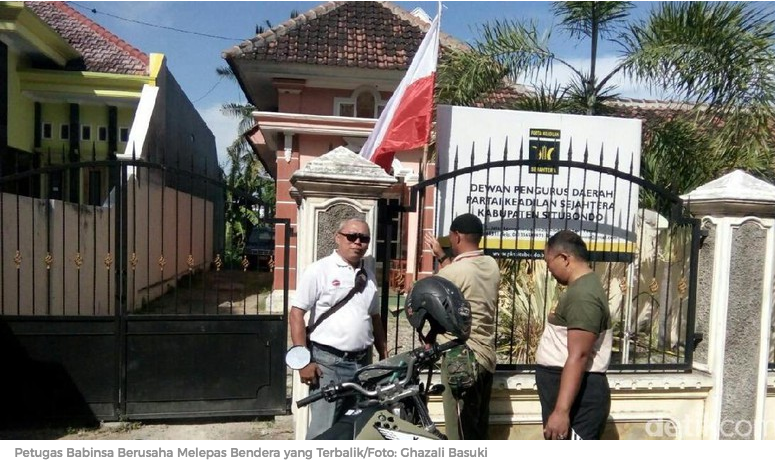 Pemasangan Bendera Merah Putih di Kantor PKS Situbondo Terbalik