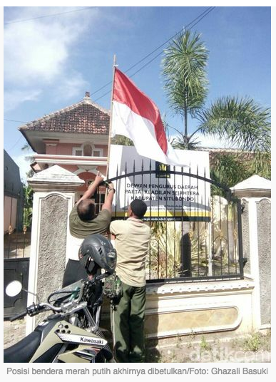 Pemasangan Bendera Merah Putih di Kantor PKS Situbondo Terbalik