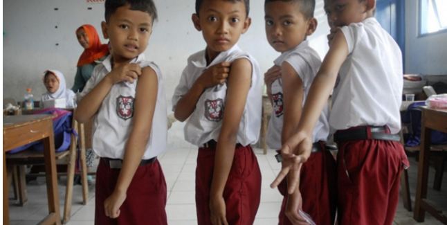 Dua Sekolah di Bekasi Tolak Imunisasi Campak, Takut Haram?