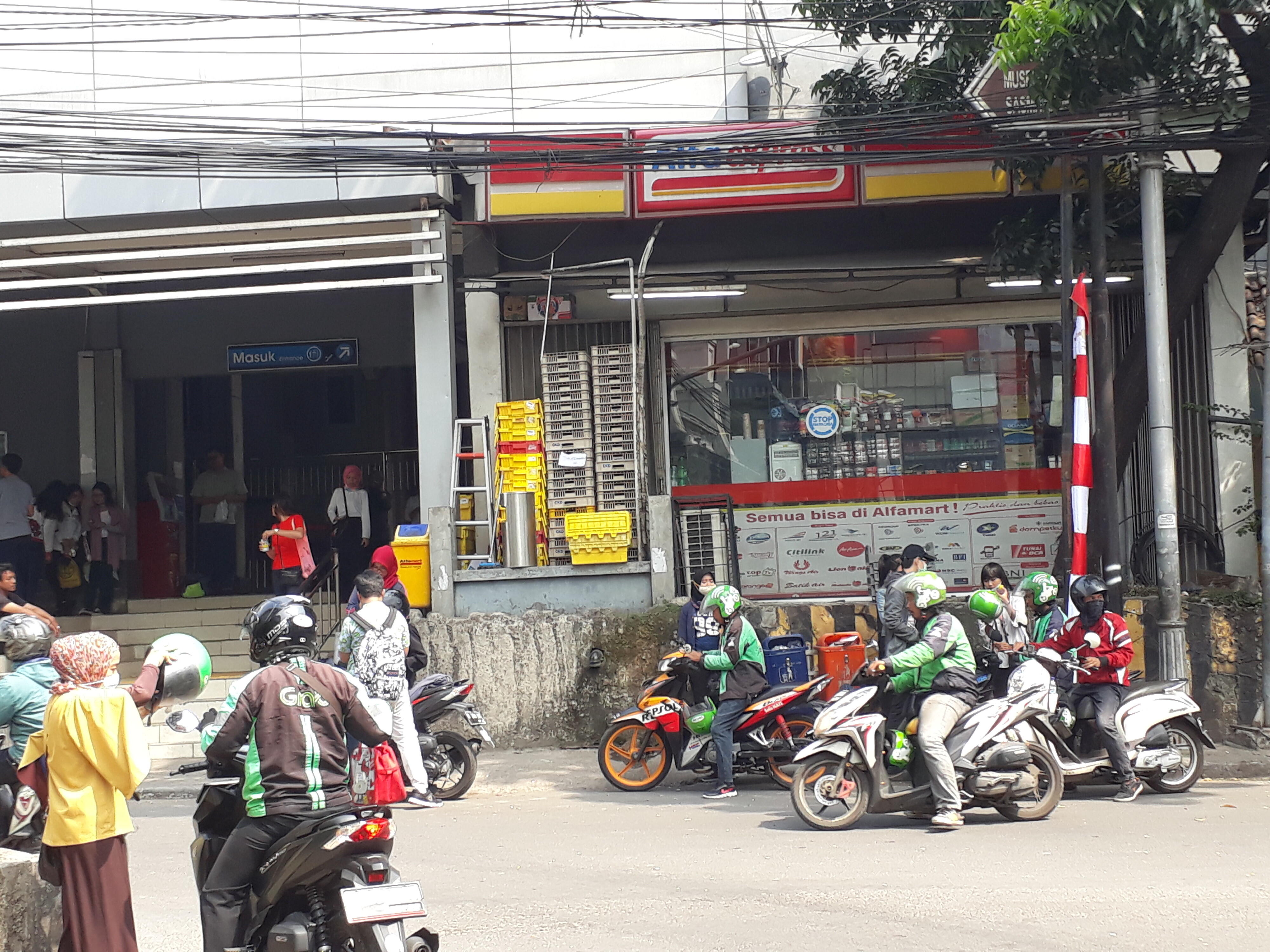 Ojek Online Duduki Trotoar Stasiun Dukuh Atas KASKUS