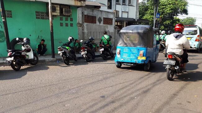 Ojek Online Masih Ngetem di Trotoar Stasiun Tanah Abang