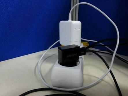 Charge Handphone, ABG Tewas Tersengat Listrik Sambil Duduk dan Pegang HP