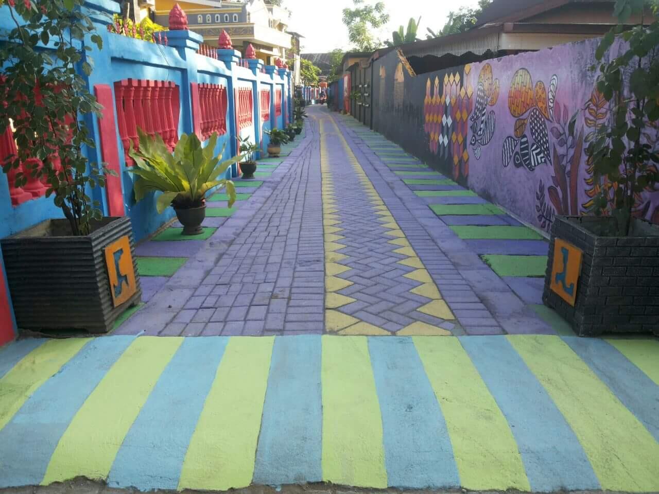 Cantiknya Warna Warni "Lorong Garden" di Makassar