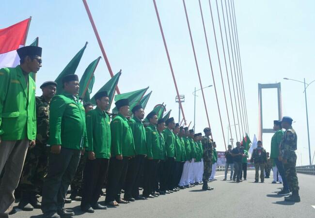 Banser Gelar Apel di Jembatan Suramadu, Apa Tidak Membahayakan?