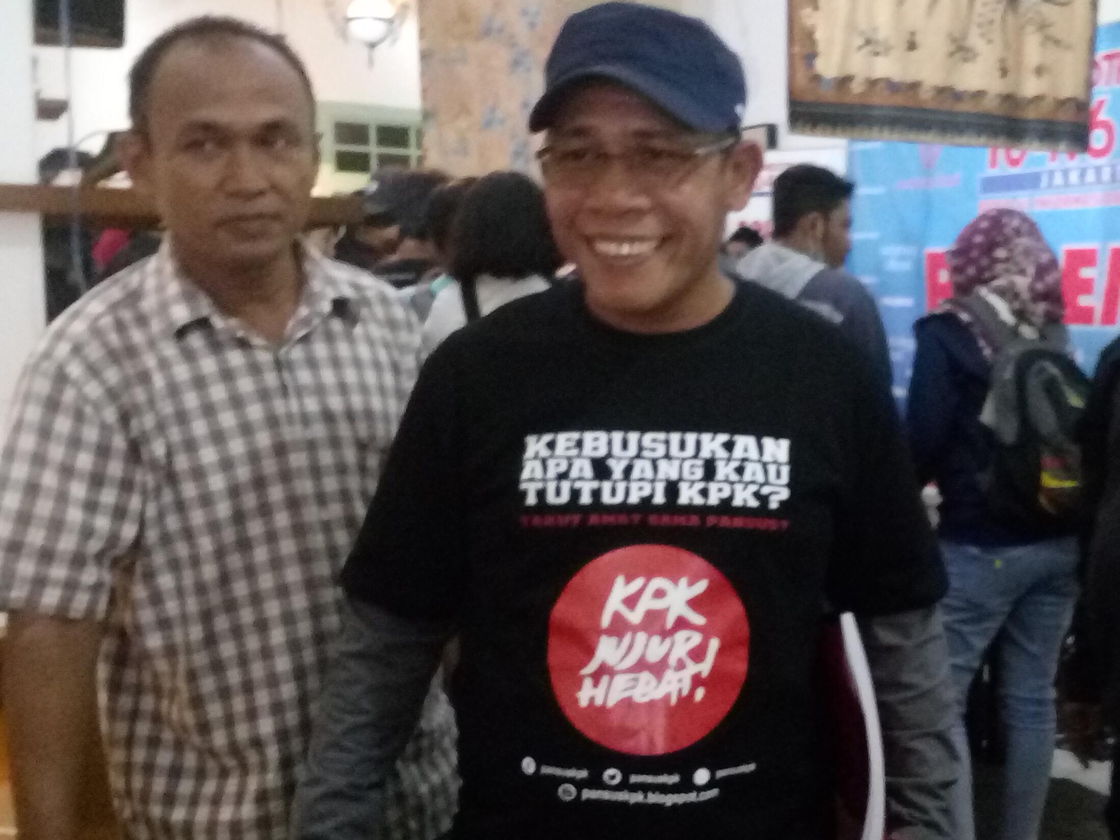 Masinton Tunjukkan 'Buku Dosa' KPK