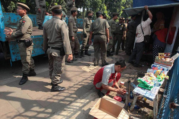 Dinas UMKM Geram Ratusan PKL di Trotoar Ditertibkan Satpol PP