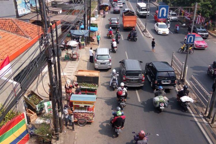 Trotoar di Kramat Jati Dipenuhi Pedagang Buah