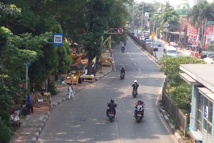 Trotoar di Kramat Jati Dipenuhi Pedagang Buah