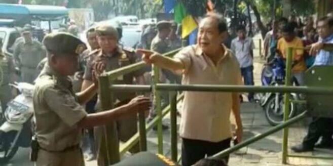 Orang ini pasang pagar besi di trotoar, ngomel saat dibongkar Dishub

