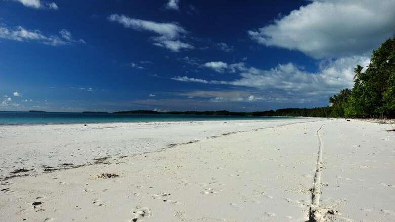 7 Pantai di Indonesia dengan Keindahan Pasir Pantainya yang Berwarna-warni