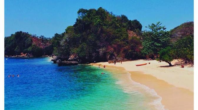 7 Pantai di Indonesia dengan Keindahan Pasir Pantainya yang Berwarna-warni