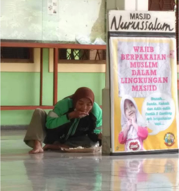 Masya Allah! Sopir Ojek Makan Seadanya, Demi Menu Enak Si Anak
