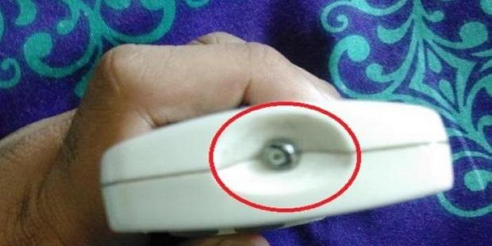 Bukan Untuk Sensor! Ternyata Ini Fungsi Lampu Kecil di Atas Remote TV.