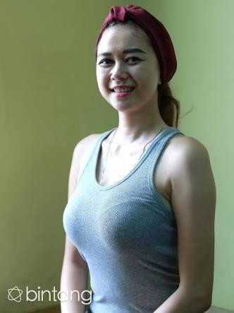Pakai Baju Adat Bali, Aura Kasih Pede Pamer Belahan Dada