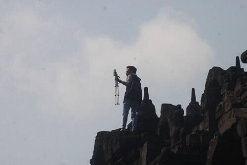 Duh, Orang Ini Sibuk Selfie di Dinding Candi Borobudur