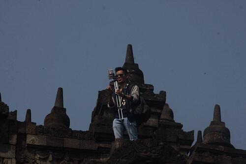 Duh, Orang Ini Sibuk Selfie di Dinding Candi Borobudur