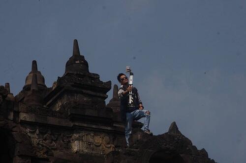 Duh, Orang Ini Sibuk Selfie di Dinding Candi Borobudur