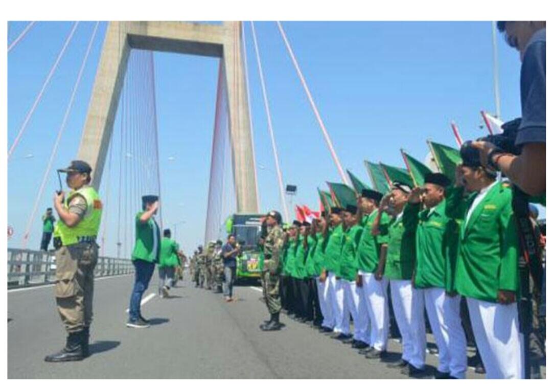 Banser Gelar Apel di JEMBATAN Suramadu