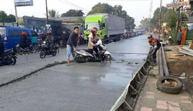 The Power of Emak-emak: Motor Nekat Terobos Beton Basah