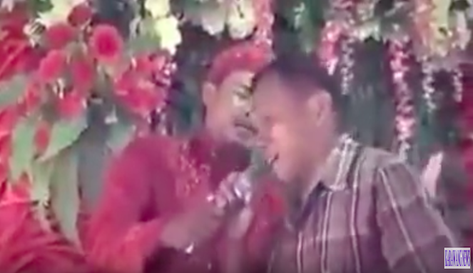 4 Video Cowok Nyanyi dan Nangis di Nikahan Mantan ( Baper deh ! )