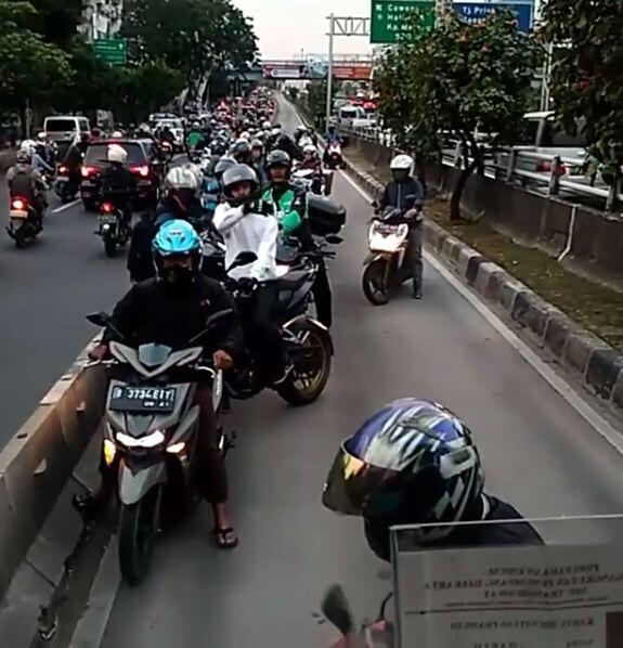 Lagi, kelakuan pengendara motor di busway Jakarta ini bikin geretan!