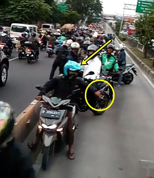 Lagi, kelakuan pengendara motor di busway Jakarta ini bikin geretan!