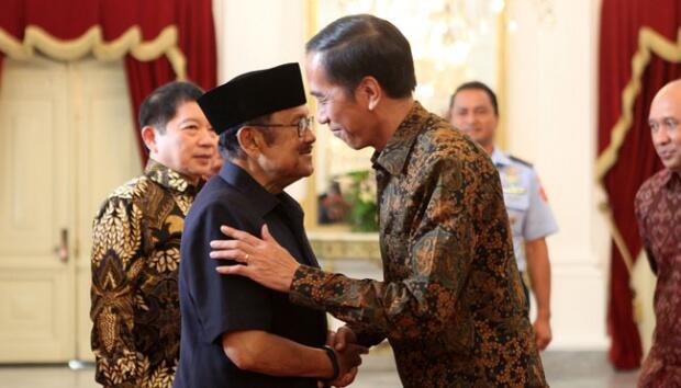 Jokowi - BJ Habibie Diskusi Soal Teknologi di Istana