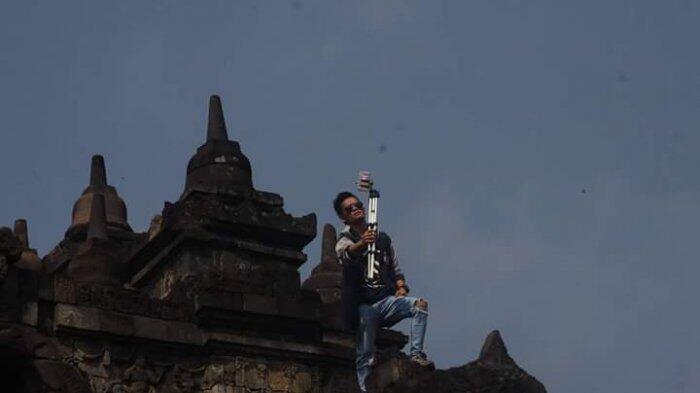 Waduh! Pengunjung Foto Selfie Panjat Stupa Candi Borobudur, Biar Kekinian?