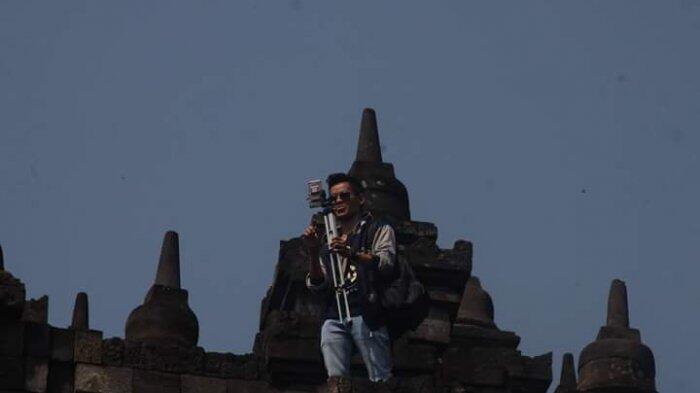 Waduh! Pengunjung Foto Selfie Panjat Stupa Candi Borobudur, Biar Kekinian?