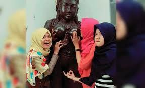 Waduh! Pengunjung Foto Selfie Panjat Stupa Candi Borobudur, Biar Kekinian?