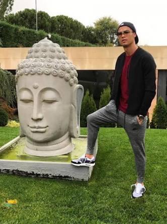 Waduh! Pengunjung Foto Selfie Panjat Stupa Candi Borobudur, Biar Kekinian?