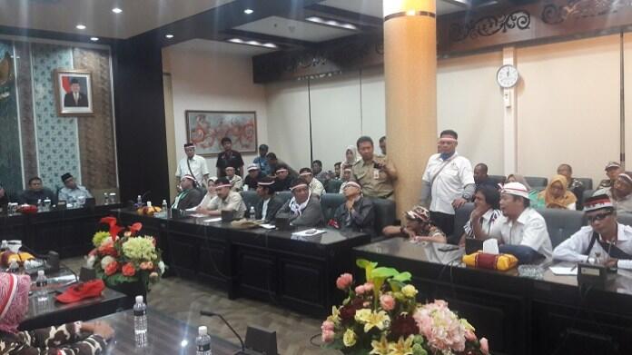 DPRD Jatim Di Demo ,Tuntut Pembongkaran Patung Jenderal China di Tuban,